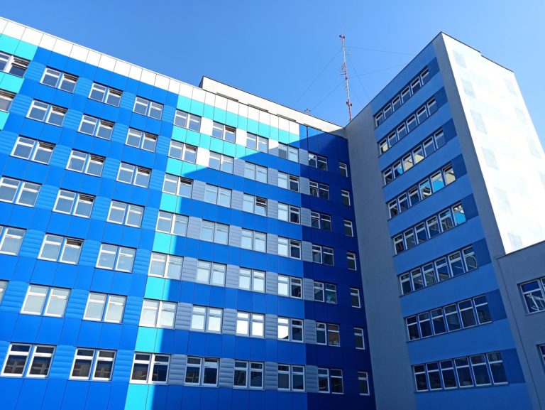 Zdjęcie budynku szpitala.